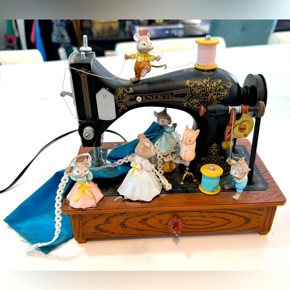 Rare Vintage 1989 Karen Hahn ENESCO Mice Sewing Machine Musical Figurine